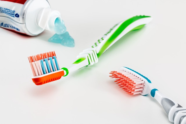 Tandbørstekrus vs. elektrisk tandbørste: Hvad er bedst for dine tænder?