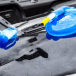 Guide: Sådan påfylder du selv sprinklervæske på din bil